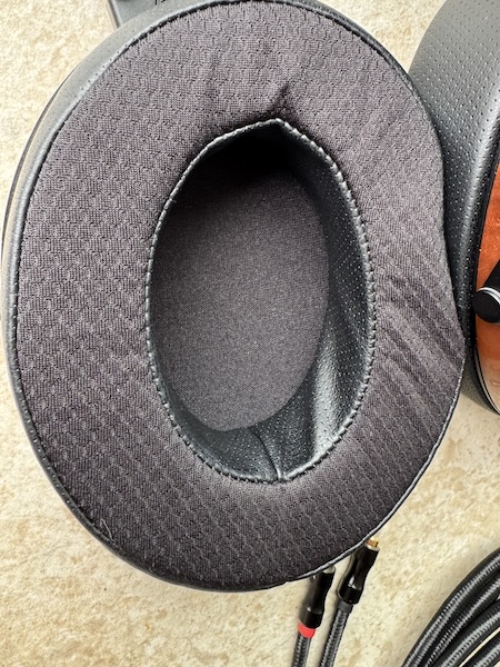 earpads-depth-hard-to-get-idea-from-photos.jpg