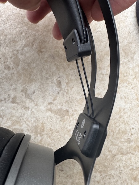 elastic-headphone-extension-mechanism-ok-but-not-great.jpg