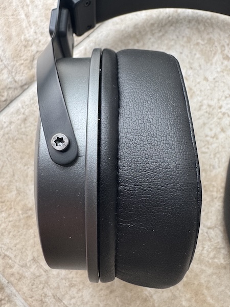 nice-comfortable-earpad-depth.jpg