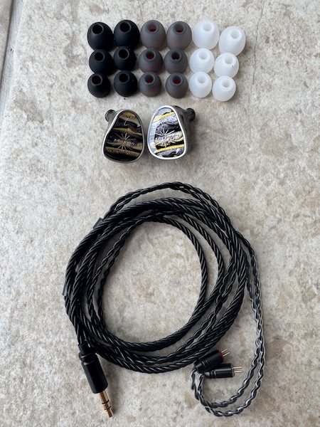 lots-of-eartips-and-nice-cable.jpg