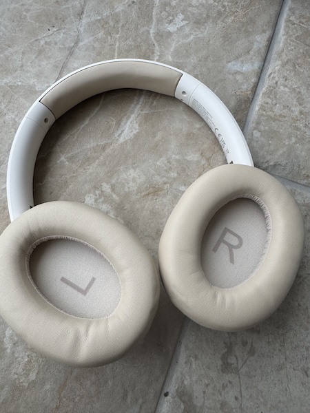 Out of box showing earcups