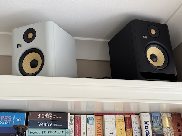 KRK-Rokit-RP5-ontop-bookshelf.jpg