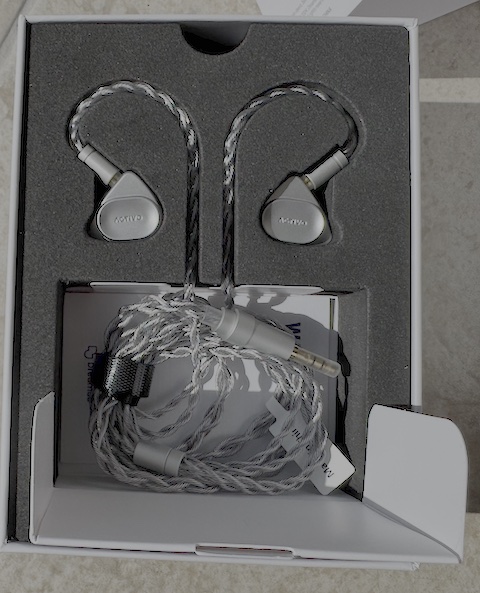 Accessories section with cable visible