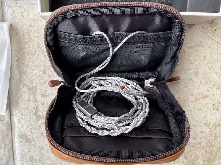 carrycase-open.jpg