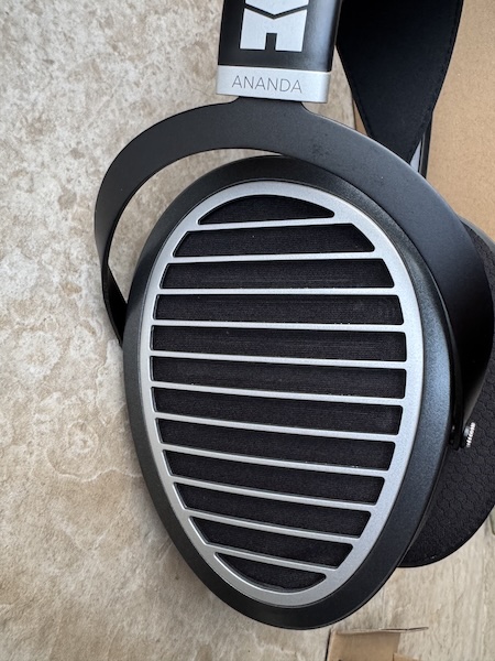 headphone-earpads-nice-metal-finish.jpg