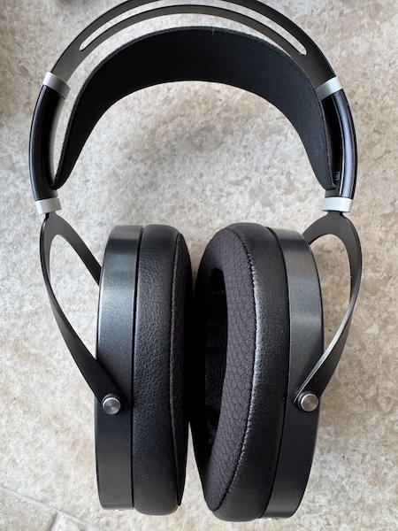 headphones-out-of-box-nice-earpads.jpg