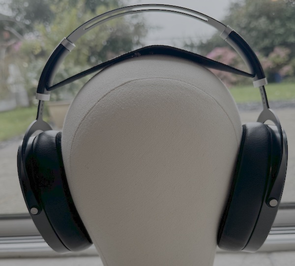 hifiman-ananda-stealth-on-head.jpg