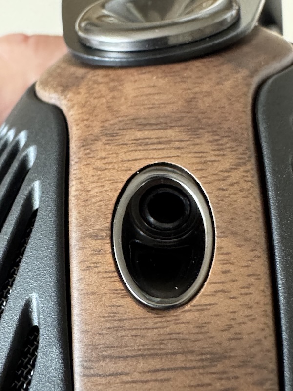 earpad-cable-connector-zoom.jpg