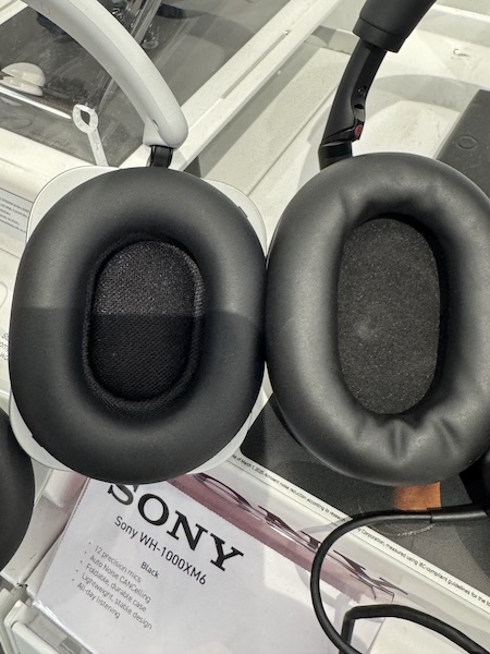 nothing-with-sony-headphone-in-airport1.jpg