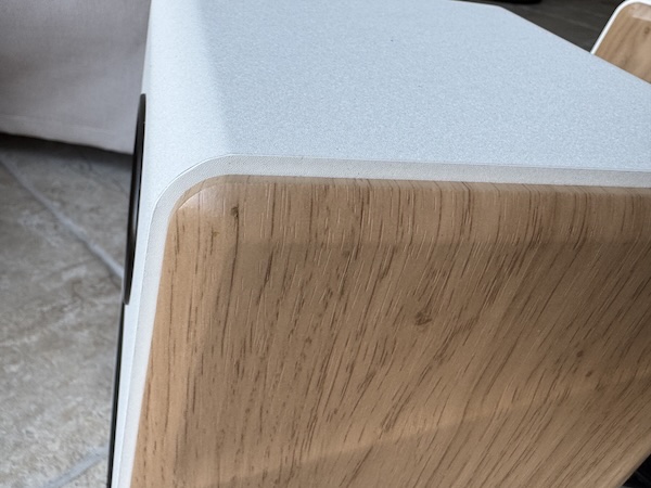 lovely-wooden-finish-on-side-speakers-2.jpg
