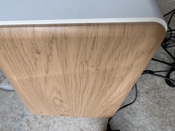 lovely-wooden-finish-on-side-speakers.jpg