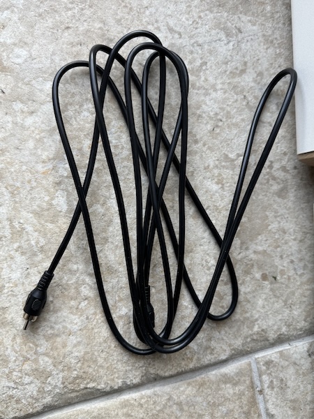 speaker-connector-cable-decent-length-between-speakers.jpg