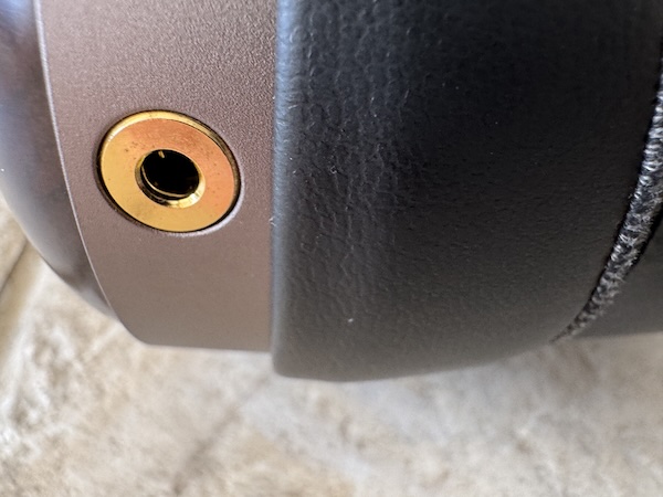 earpad-zoom-on-quality-3.5mm-connector.jpg