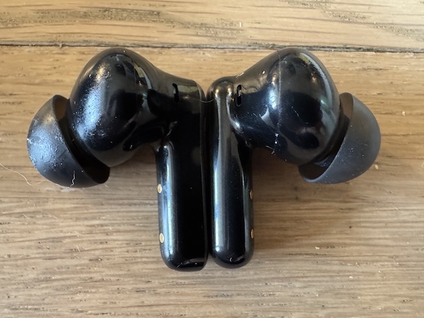 slightly-different-shape-earfun-airpro4-2.jpg