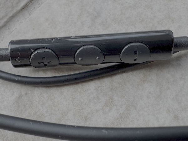 inline module showing microphone, volume controls and USB connection