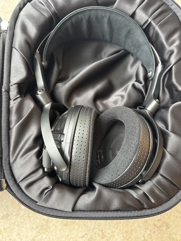 headphones-looking-amazing-inside-carrycase.jpeg