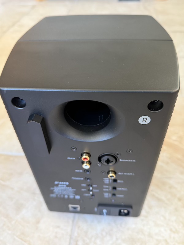 horn-shaped rear bass port