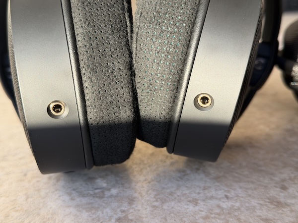 dual 3.5mm connectors on each earcup
