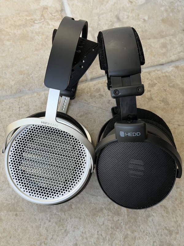 the d1 alongside the hifiman he600