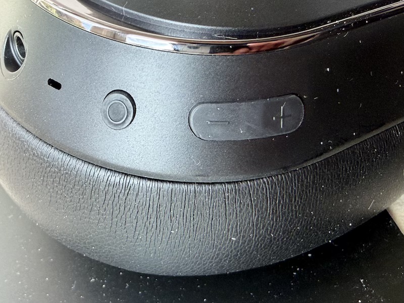 power and volume buttons on right earcup