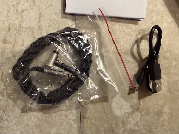 detachable accessories: analog cable and USB-C