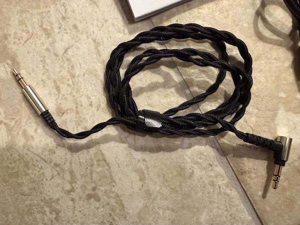 the detachable 3.5mm analog cable