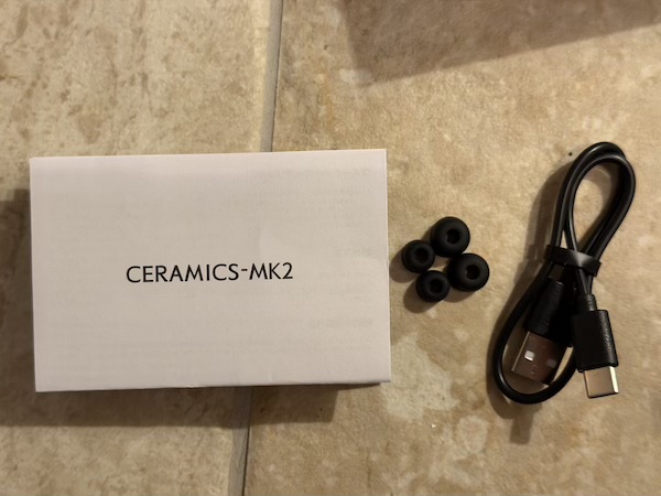 included accessories: cable and eartips