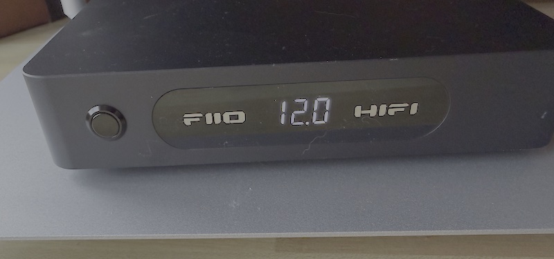 darkside pro in the fiio rack showing power output on the connected device display