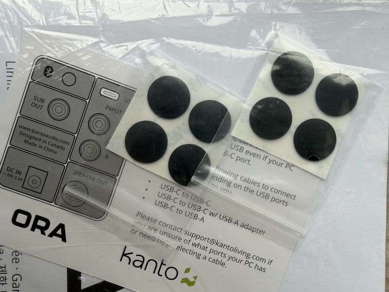 rubber feet, manual and small accessories