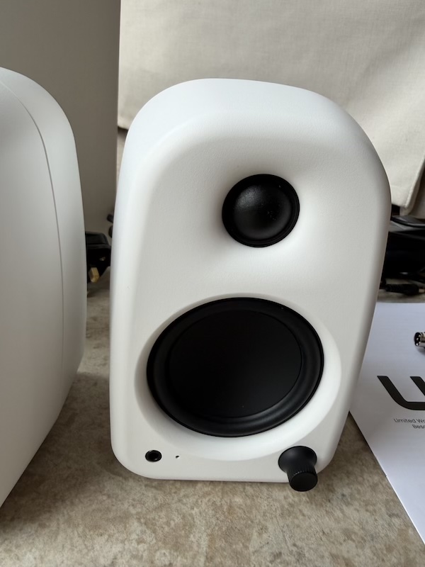 Right side panel with volume knob and headphone jack