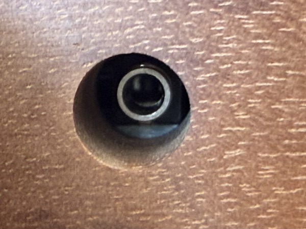 connector close-up — 2.5mm locking socket on earcup