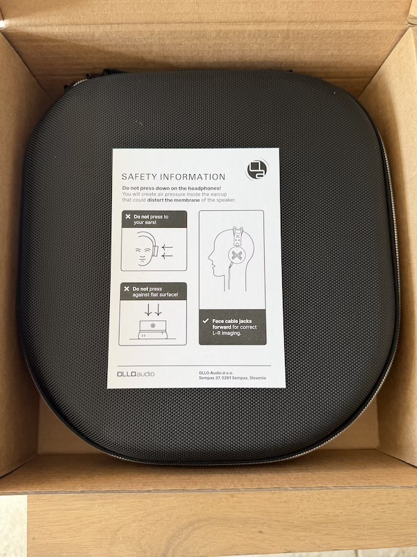 open box showing the clamping force safety information and the hifi rack context
