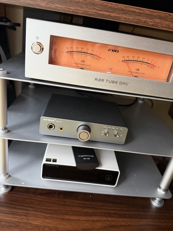 DAC-A7(中间)位于FiiO Warmer R2R DAC(上方)和Topping E50 II(下方)之间