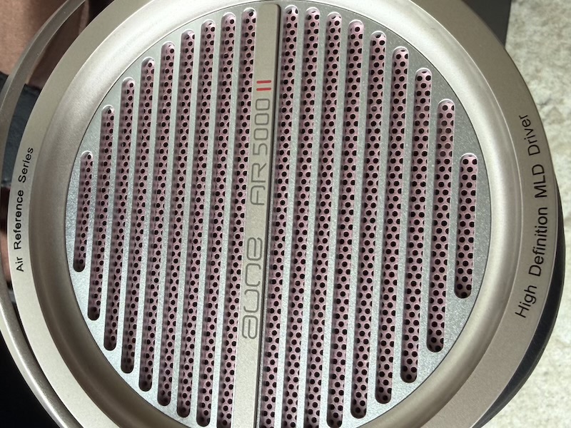 audio-driver-grille-side-labeling-on-earpad.jpg