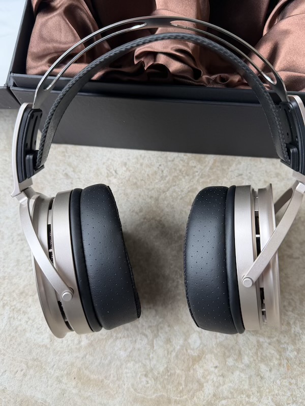 headphone-earpads-closeup-open-case.jpg