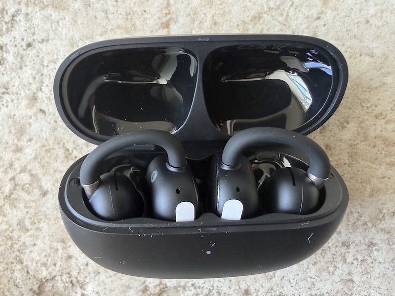 case open showing both clips seated
