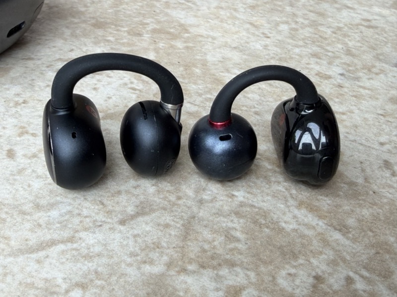 earbuds in wireless connected state