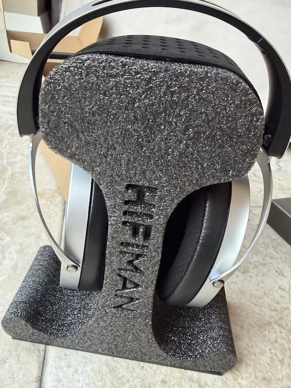 clever-hifiman-foam-headphone-stand.jpg