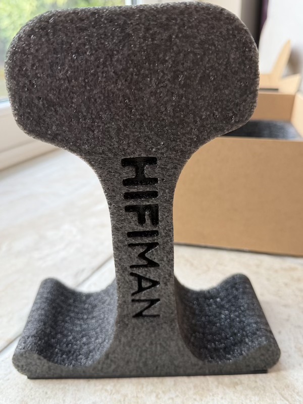 foam-headphone-stand-in-box.jpg