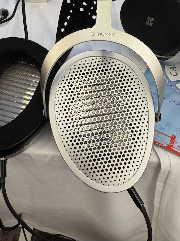 grill-pattern-on-earcups.jpg