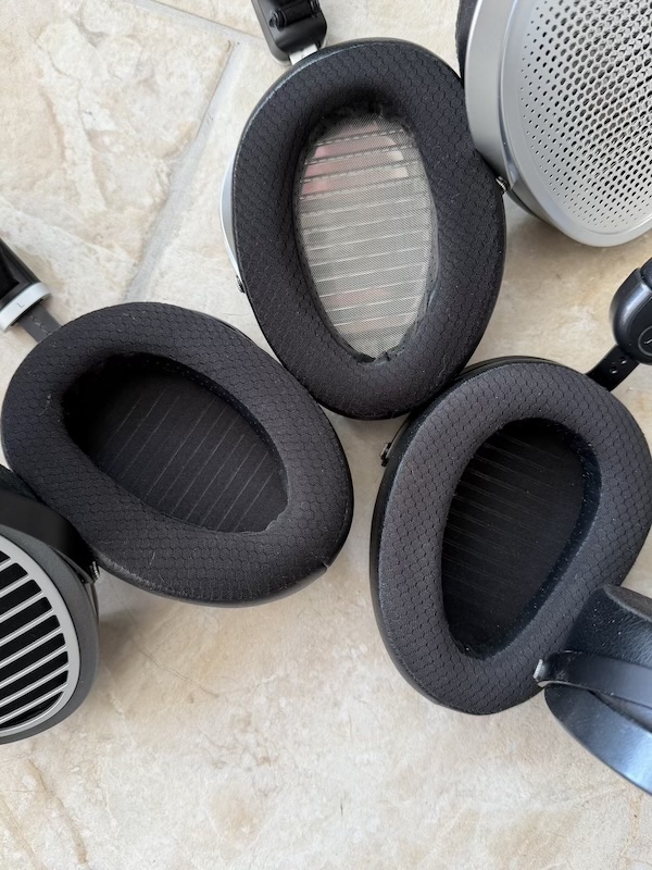 withShowingEarpads_withOtherEggman_shaped_hifimans.jpg