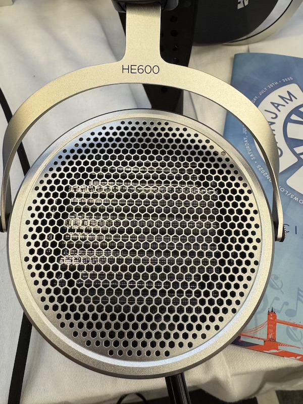 he600-grille-closeup.jpg