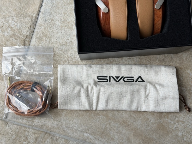 cables-earpads-and-accessory-pouch-no-hardcase-.jpg