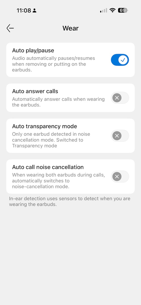 wear detection and auto play/pause configuration