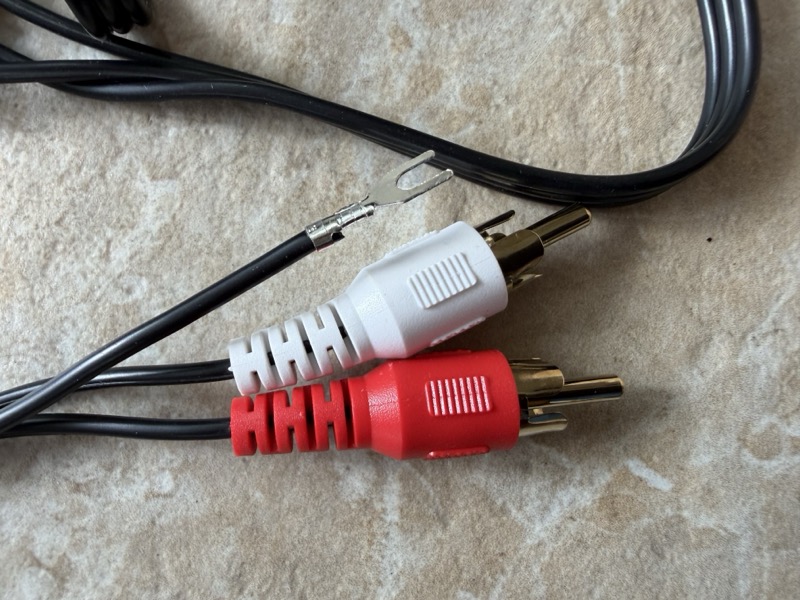 red and white RCA leads with ground cable