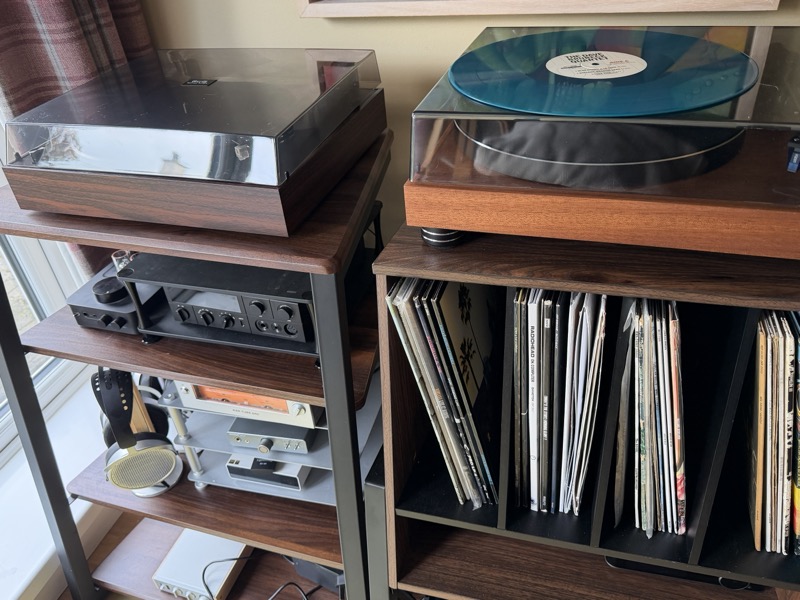 tt11 in the setup with an Argon turntable and blue vinyl