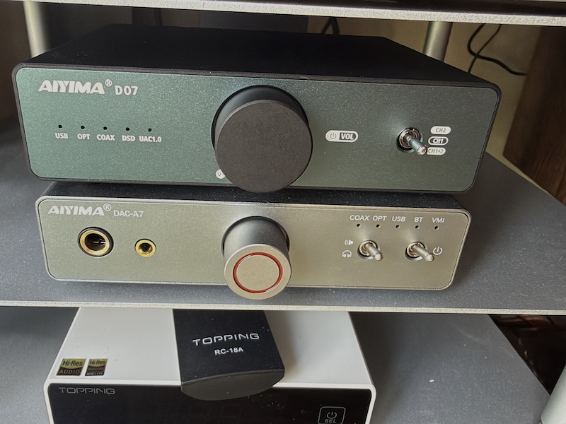 the D07 stacked on top of an Aiyima DAC-A7