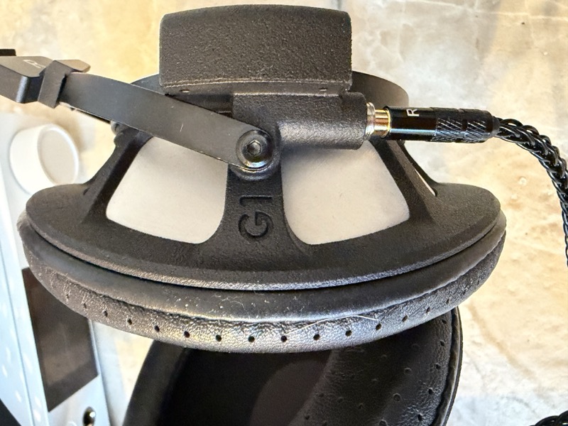 a closer look at the earcup and headband assembly