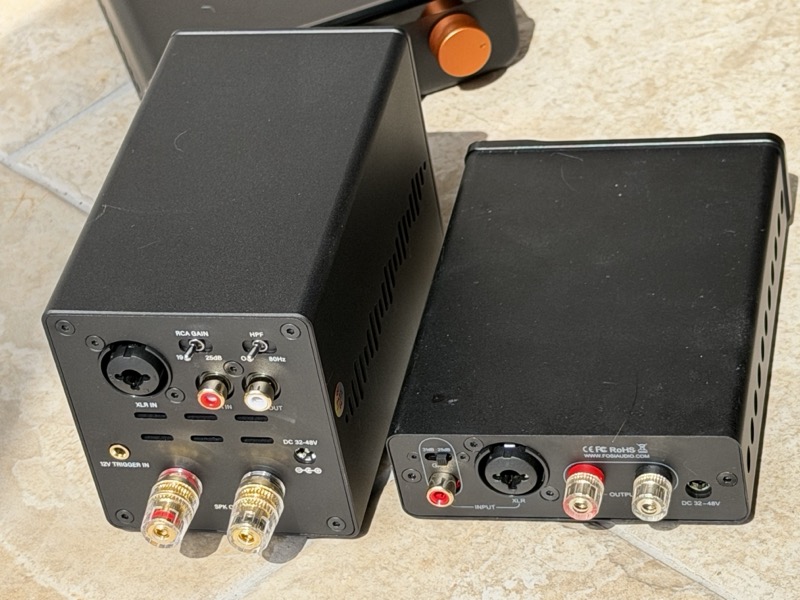 aiyima-a20-mono-amplifier-comparison-with-Fosi-Audio-v3-mono-back.jpg