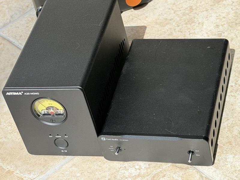 aiyima-a20-mono-amplifier-comparison-with-Fosi-Audio-v3-mono-front.jpg